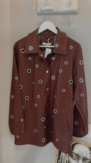 Chaqueta polipiel perforada burdeos