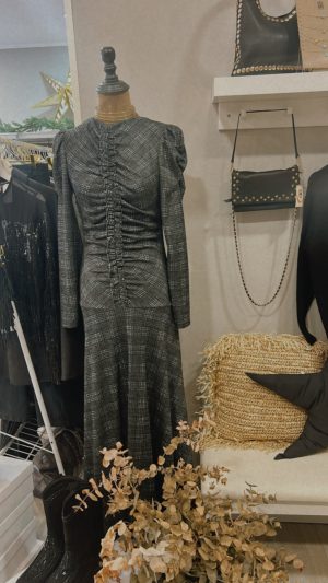 Vestido cuadros frunce gris oscuro
