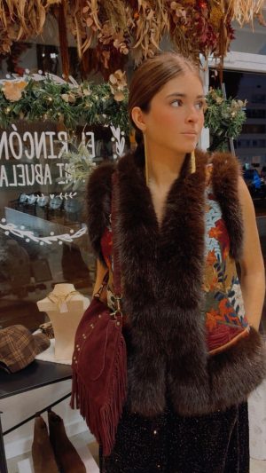 Chaleco bordado ribeteado piel