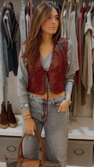 Chaleco tachuelas burdeos polipiel